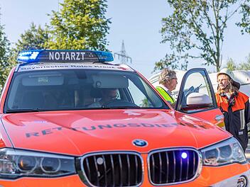 Ein 42-J&auml;hriger verungl&uuml;ckte am Freitagmittag, als er versuchte drei Fahrzeuge bei Bayreuth zu &uuml;berholen. Er krachte mit seinem Wagen in einen Kleintransporter und verletzte sich schwer. Symbolfoto: Symbolfoto: NEWS5 / Goppelt