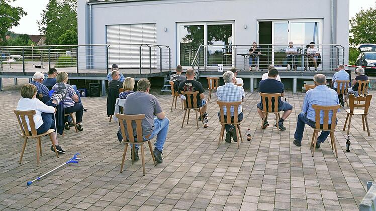 Die Versammlung fand im Außenbereich des Dorfgemeinschaftshauses statt. Foto: privat