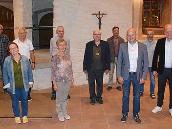 Der Vorstand  des Fördervereins Maria Bildhausen (hinten von links): Hans Jürgen Katzenberger, Elmar Euring (2. Vorsitzender), Hans Hohn, Pater Gottfried Scheer, Bernhard Hergenhan (Schriftführer), Lukas Geßner (vorne links): Michaela Wedemann (Kassiererin), Elfriede Hohn, Michael Kastl (neuer 1. Vorsitzender) und Helmut Blank (ehemaliger Vorsitzender).