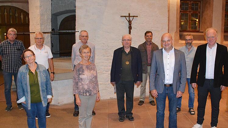 Der Vorstand  des Fördervereins Maria Bildhausen (hinten von links): Hans Jürgen Katzenberger, Elmar Euring (2. Vorsitzender), Hans Hohn, Pater Gottfried Scheer, Bernhard Hergenhan (Schriftführer), Lukas Geßner (vorne links): Michaela Wedemann (Kassiererin), Elfriede Hohn, Michael Kastl (neuer 1. Vorsitzender) und Helmut Blank (ehemaliger Vorsitzender).