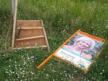 Kein Kavaliersdelikt: Mutwillig zerstört haben Unbekannte unter anderem Wahlplakate im Bereich Dettelbach Ost. Foto: Rainer Bischof
