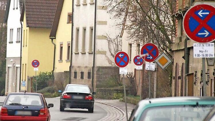 Zum Leidwesen von Gewerbetreibenden und Bürgern beherrschen Halteverbotsschilder das Straßenbild. Sie sollen sicherstellen, dass Schwertransporter in den nächsten zwei Monaten problemlos die Ortsdurchfahrt passieren können. Foto: Heike Beudert