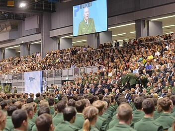Bereitschaftspolizeipräsident Wolfgang Sommer vereidigt 1244 junge Polizei-Azubis. Fotos: Nikolas Pelke