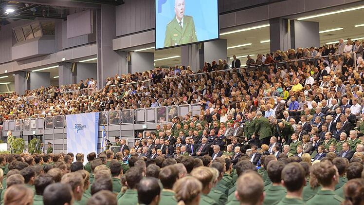 Bereitschaftspolizeipräsident Wolfgang Sommer vereidigt 1244 junge Polizei-Azubis. Fotos: Nikolas Pelke