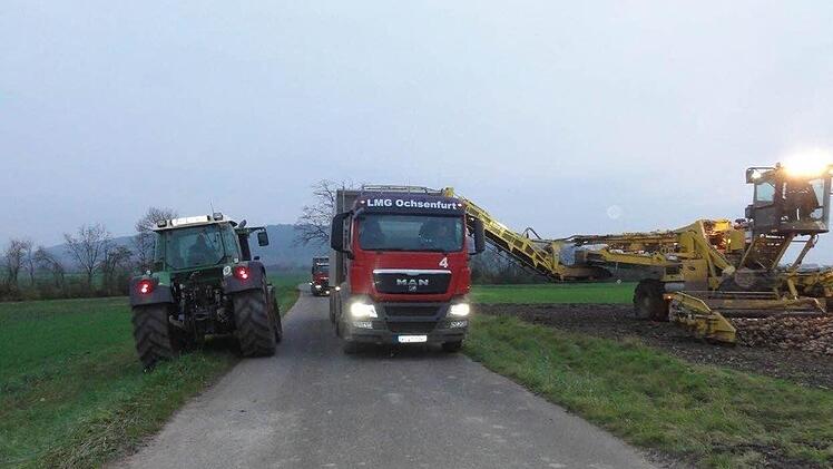 Die Feldwege sind oft nicht für die modernen landwirtschaftlichen Fahrzeuge und Maschinen ausgebaut. Foto: Stefan Geiger