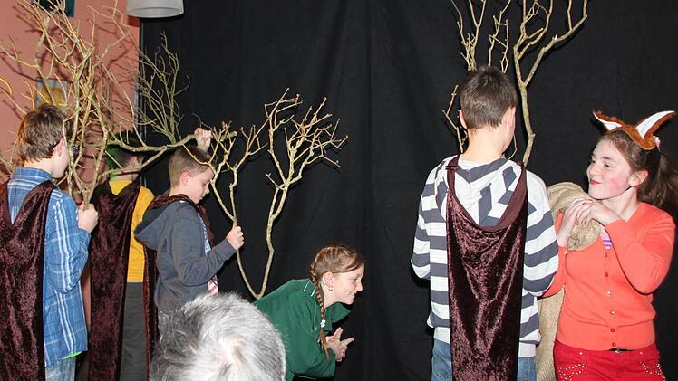 Frühlingsmarkt im Seniorenheim Haus Waldenfels in Bad Brückenau: Das Theaterstück der Mittelschüler kommt gut an.  Foto: Ulrike Müller