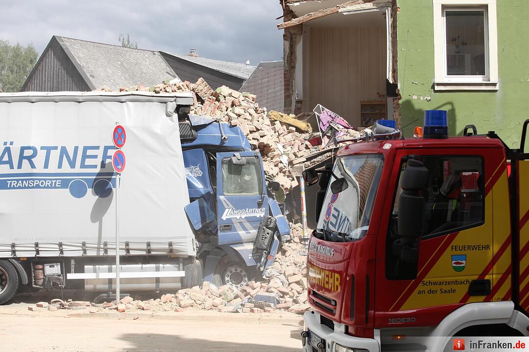 Lkw kracht in Wohnhaus in Oberkotzau