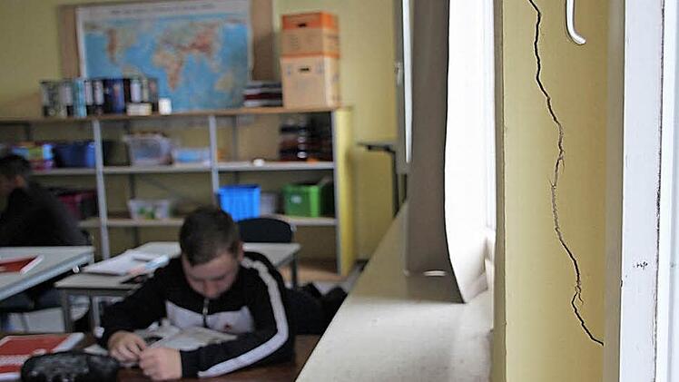Risse an den Fensterstöcken zeugen vom maroden Zustand der Adalbert-Stifter-Schule.  Fotos: Andreas Oswald