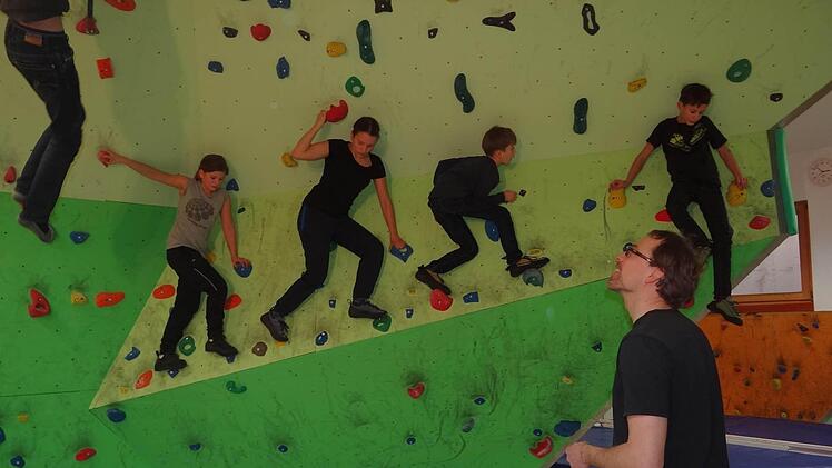Die Eberner gehen wieder die Wände hoch: Am Sonntag startet die Indoor-Saison in der "Boulderbude" im Sportheim des TV in der Lützeleberner Straße.  Foto: Johanna Eckert