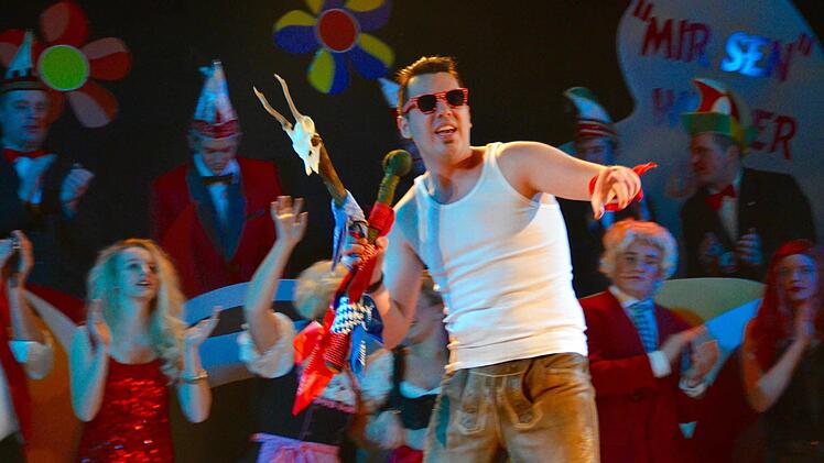 Die Steinacher Dorfjugend gab ein "Festival der Dorfmusik". Dabei durften Größen wie Andreas Gabalier oder Helene Fischer nicht fehlen. Foto: Kathrin Kupka-Hahn