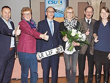 Christian Meißner (Dritter von links) freute sich über die Glückwünsche von MdL Jürgen Baumgärtner, MdEP Monika Hohlmeier, Ehefrau Daniela Meißner, Kreisrat Peter Schmauser und MdB Emmi Zeulner . Foto: Thieret