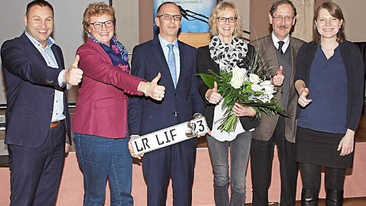 Christian Meißner (Dritter von links) freute sich über die Glückwünsche von MdL Jürgen Baumgärtner, MdEP Monika Hohlmeier, Ehefrau Daniela Meißner, Kreisrat Peter Schmauser und MdB Emmi Zeulner . Foto: Thieret