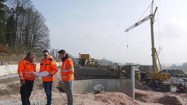 Richard Barth, Roland Daum und  Christoph Krüglein (von links) bei der Baustellenbesprechung.