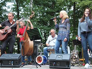 Die Gruppe "Anni & Greg feat. Friends" begeisterte im Theatergarten der Naturbühne Trebgast mit einem tollen Akustikkonzert. Gregor Zech, Robert Maier, Andi Winterling, Anja Jungkuntz und Paula Kammerer (von links) gaben alles. Stephan Stöckel