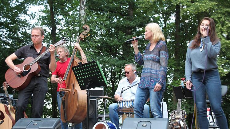 Die Gruppe "Anni & Greg feat. Friends" begeisterte im Theatergarten der Naturbühne Trebgast mit einem tollen Akustikkonzert. Gregor Zech, Robert Maier, Andi Winterling, Anja Jungkuntz und Paula Kammerer (von links) gaben alles. Stephan Stöckel