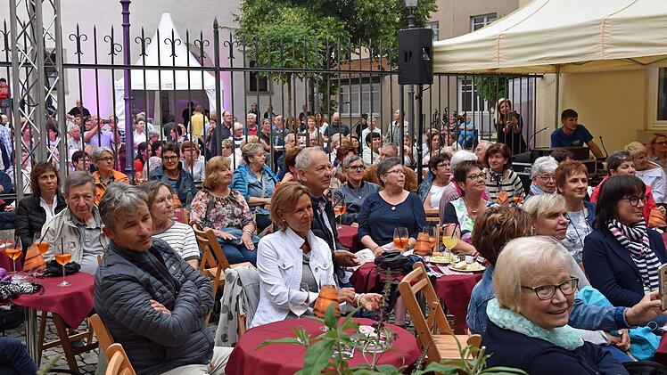 Rund 400 Gäste kamen zur Auftaktveranstaltung der Open-Air-Konzertreihe des Kulturamts Haßfurt.Ulrike Langer