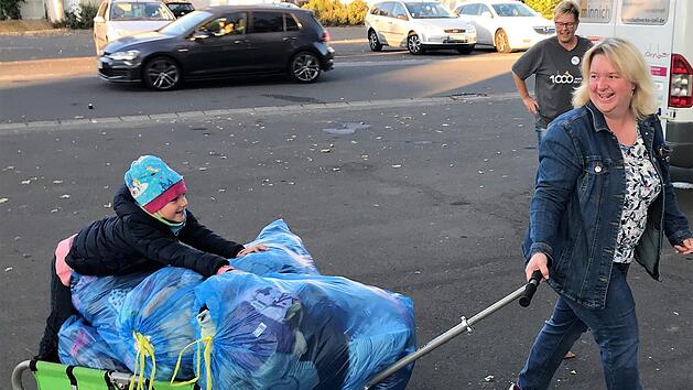 Als Transportmittel f&uuml;r die Altkleiders&auml;cke dient am Samstag nahezu jedes Gef&auml;hrt: Tanja Hamm liefert mit Tochter Lena S&auml;cke mit einem Handwagen an. Eine Seniorin kam sogar mit ihrem Rollator vorbei.Michael Will/BRK