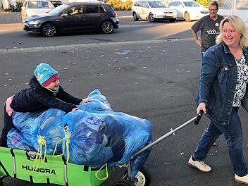 Als Transportmittel f&uuml;r die Altkleiders&auml;cke dient am Samstag nahezu jedes Gef&auml;hrt: Tanja Hamm liefert mit Tochter Lena S&auml;cke mit einem Handwagen an. Eine Seniorin kam sogar mit ihrem Rollator vorbei.Michael Will/BRK