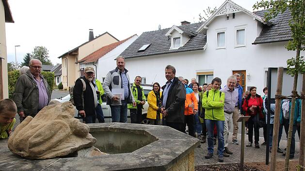 Der Frosch an der Station "Kr&ouml;tschatz" wacht schon in Obersiemau. Davon konnte sich eine Gruppe der Sternwanderung &uuml;berzeugen. Michael Stelzner