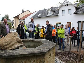 Der Frosch an der Station "Krötschatz" wacht schon in Obersiemau. Davon konnte sich eine Gruppe der Sternwanderung überzeugen. Michael Stelzner