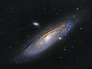 Rätsel um Andromeda-Galaxie gelöst: Forschende erklären seltsame Form