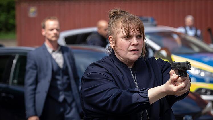 Einsatz auf dem Dortmunder Güterbahnhof: Rosa Herzog (Stefanie Reinsperger) und Daniel Kossik (Stefan Konarske) müssen einen Flüchtigen stellen.