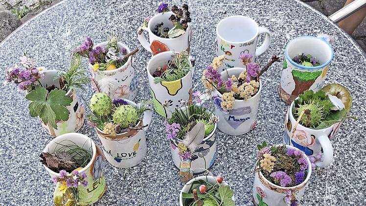 Tassen wurden von den Kindern kreativ bemalt und dann fantasievoll dekoriert.