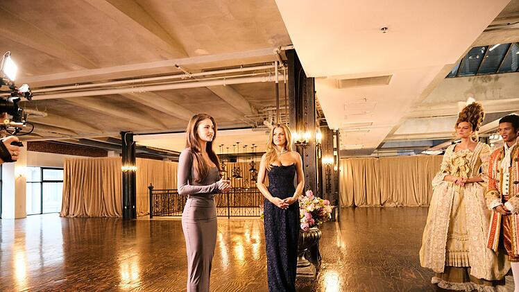 Leni Klum und Gastjurorin Brooks Nader erkl&auml;ren die Aufgabe.