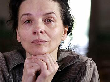 Juliette Binoche spielt die Titelrolle in "Camille Claudel". Bruno Dumonts Neuverfilmung zeigt die einstige Muse Auguste Rodins als alternde Frau, die in einer Anstalt für Geisteskranke dahinvegetiert. Foto: Verleih