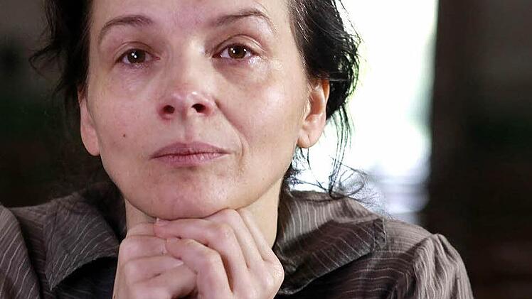 Juliette Binoche spielt die Titelrolle in "Camille Claudel". Bruno Dumonts Neuverfilmung zeigt die einstige Muse Auguste Rodins als alternde Frau, die in einer Anstalt für Geisteskranke dahinvegetiert. Foto: Verleih