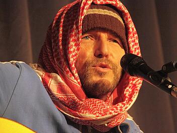 Eine richtige Kommune wird aus dem Publikum, als die "Edeltraud" besungen wird. Die Dame baut bekanntlich ein "saugutes" Gras an. Und alle singen mit. Fotos: Nikolas Pelke