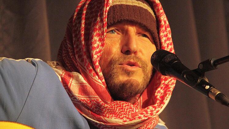 Eine richtige Kommune wird aus dem Publikum, als die "Edeltraud" besungen wird. Die Dame baut bekanntlich ein "saugutes" Gras an. Und alle singen mit. Fotos: Nikolas Pelke