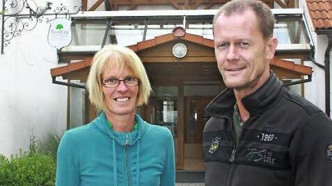 Hausleiterin Andrea Driesch und Projektleiter Christian Henkens vor dem Eingang des neuen Flößerhofs St. Nepomuk in Marktrodach
