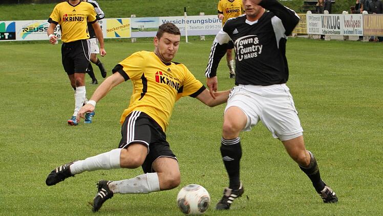 An der Strafraumgrenze grätscht der Sander Andre Schmitt (links) erfolgreich gegen Uli Loeper (rechts) und klärt.