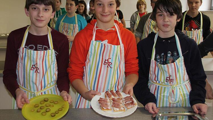 Florian, Johannes und Florian zeigen freudestrahlend ihre Speisen.