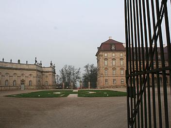 Der Weg durch den Ehrenhof von Schloss Weißenstein war bislang vor allem bei Schulkindern eine beliebte Abkürzung. Fotos: Evi Seeger