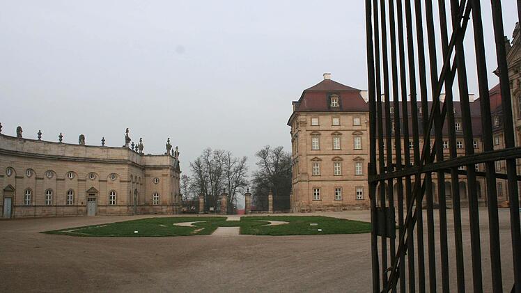 Der Weg durch den Ehrenhof von Schloss Weißenstein war bislang vor allem bei Schulkindern eine beliebte Abkürzung. Fotos: Evi Seeger