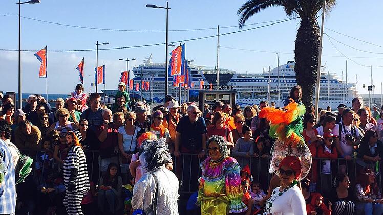 Karneval vor der Aida: Auf den Kanarischen Inseln ist bis heute noch Fasching. Foto: Frank Förtsch