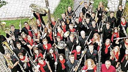 Freuen sich auf ihr Gastspiel in Franken: die Musiker des Symphonischen Blasorchesters Beilngries (Oberbayern). Am 25. Juli um 18 Uhr ist ihr abwechslungsreiches Programm im Heilgersdorfer Schlosshof zu hören, bei freiem Eintritt.  Foto: Bettina Knauth