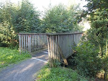 Die Stadt saniert ab 14. September den Holzsteg über den Marbach in der Nähe der Peter-Henlein-Straße.  Foto: Thomas Mäuser