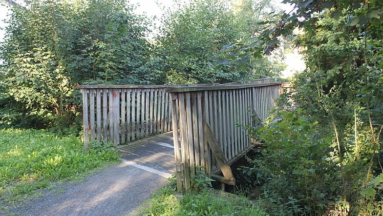 Die Stadt saniert ab 14. September den Holzsteg über den Marbach in der Nähe der Peter-Henlein-Straße.  Foto: Thomas Mäuser