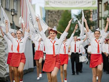 Die Mädchengarde Zapfendorf tanzte traditionell vorne weg. Der Festzug folgte auf den Schritt.  Fotos: Steffens