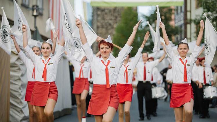 Die Mädchengarde Zapfendorf tanzte traditionell vorne weg. Der Festzug folgte auf den Schritt.  Fotos: Steffens