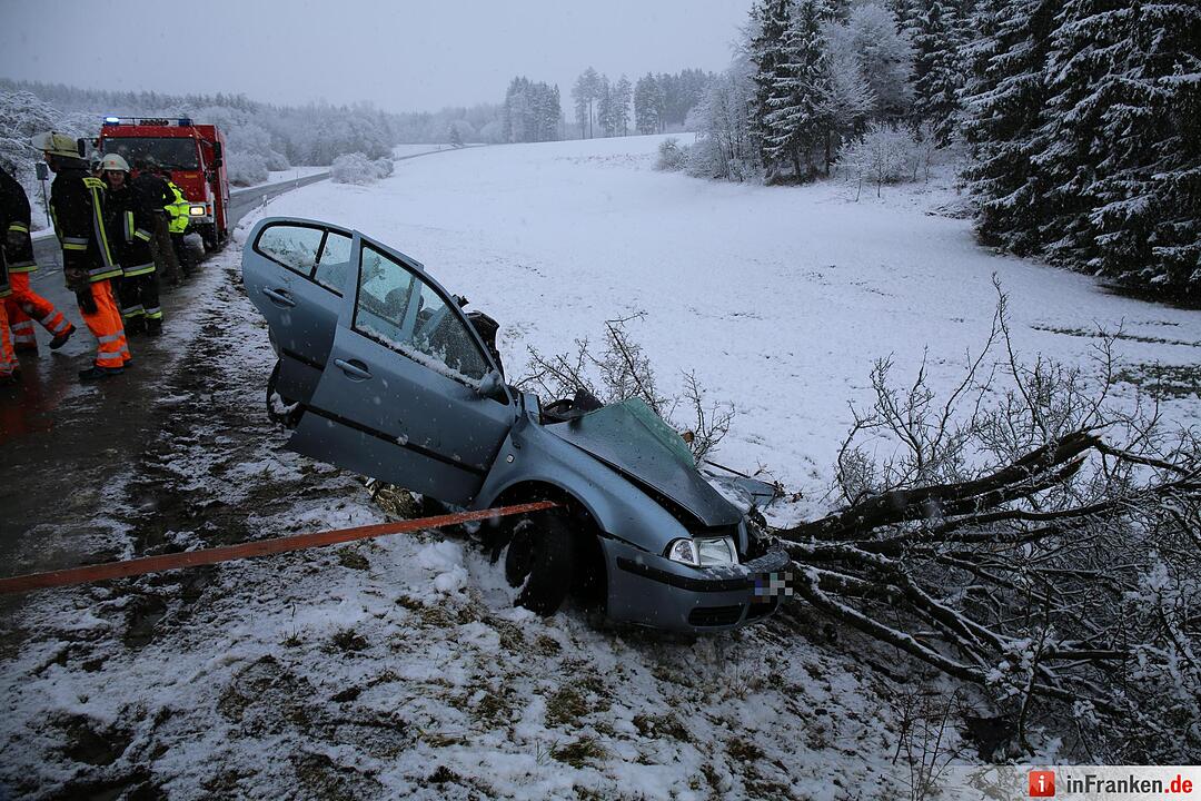 18-JŠhrige kollidiert im Schneetreiben mit Baum und erleidet lebensgefaehrliche Verletzungen