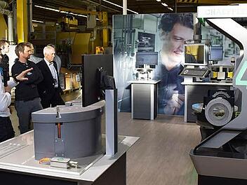 Roberto Henkel (l.) erläutert die Technik.  Foto: Klaus Strienz
