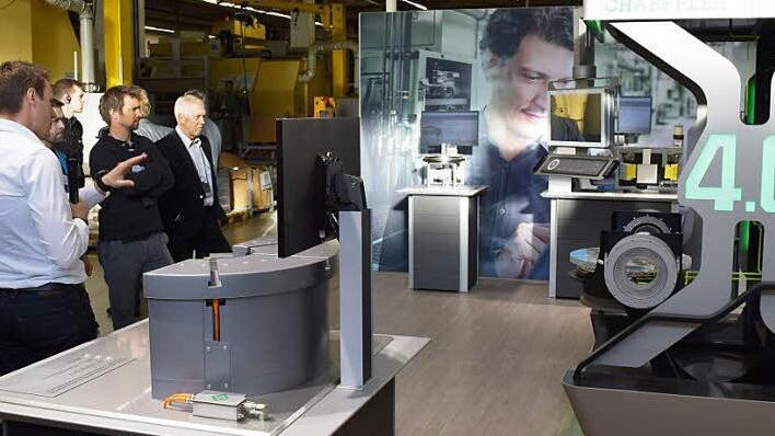 Roberto Henkel (l.) erläutert die Technik.  Foto: Klaus Strienz