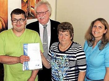Martin Farnlucher bekam eine Auszeichnung von Karl-Heinz Bauer, Lydia Brunhöfer und Barbara Haberkorn (v. l.). Foto: Dieter Gropp