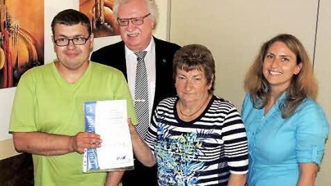 Martin Farnlucher bekam eine Auszeichnung von Karl-Heinz Bauer, Lydia Brunhöfer und Barbara Haberkorn (v. l.). Foto: Dieter Gropp