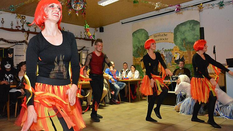 Eine flotte Sohle legte die Tanzgarde Wollbach in Gefäll aufs Parkett. Foto: Björn Hein