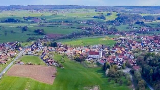 Idyllisch liegt Oberleichtersbach am Rande der Rhön. Foto: Steffen Hildenbrand